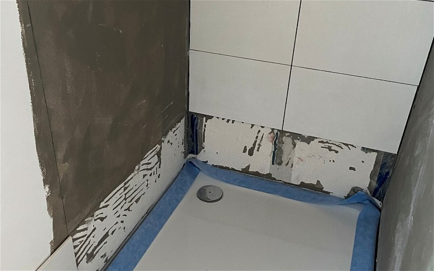 Die Wände in der Dusche werden gefliest.