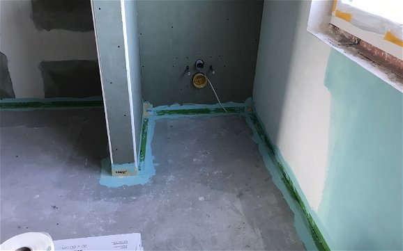 Die Ecken des Badezimmers wurden mit einem Dichtband ausgelegt.