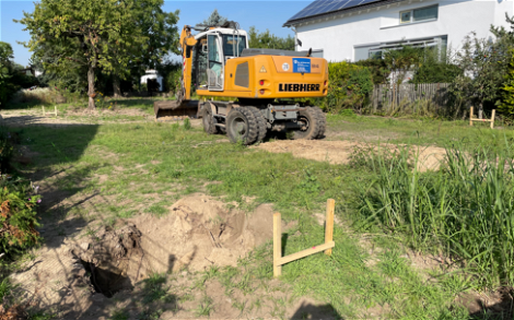 Während der Erdarbeiten wird der Mutterboden bis zur geplanten Baugrubentiefe ausgehoben.