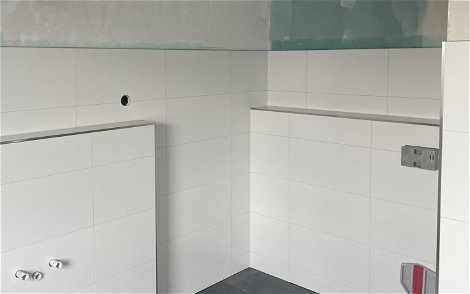 Die Wand- und Bodenfliesen des Badezimmers wurden fertiggestellt.