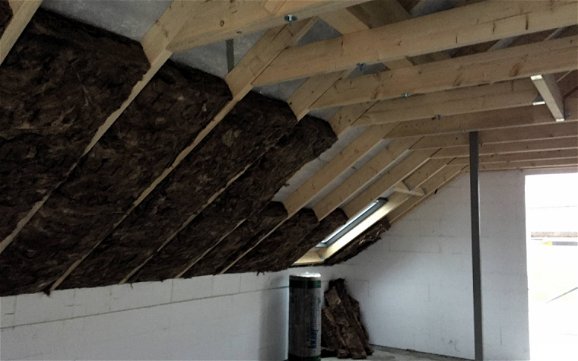 Innenansicht Dachstuhl mit Isolierung zwischen den Dachsparren.