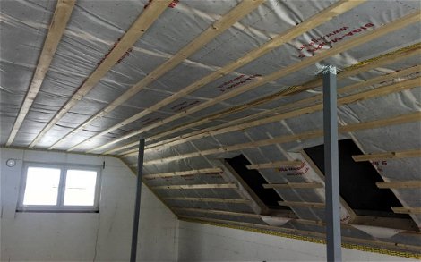 Dach mit Dampfsperre und Konterlattung aus Holz.