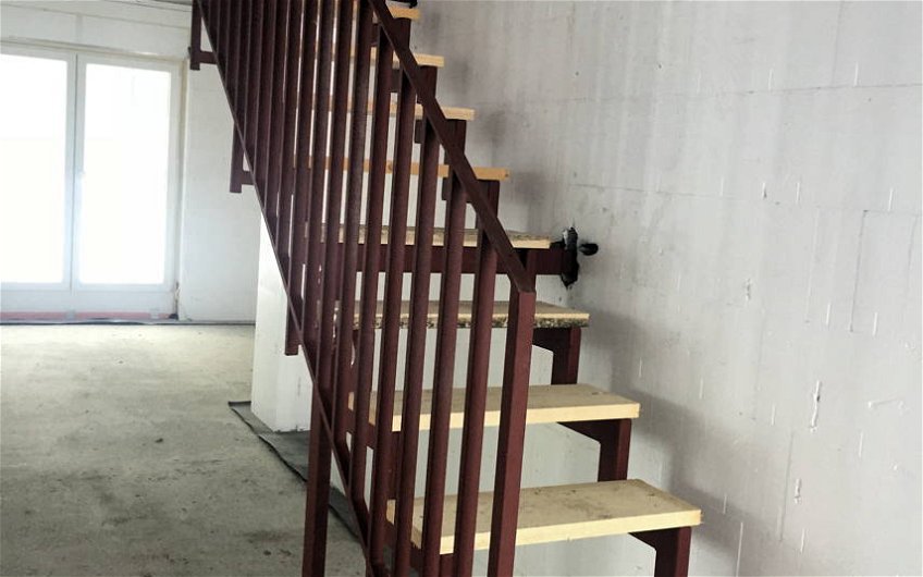 Stahltreppe mit vorläufigen Trittstufen aus Bauholz.