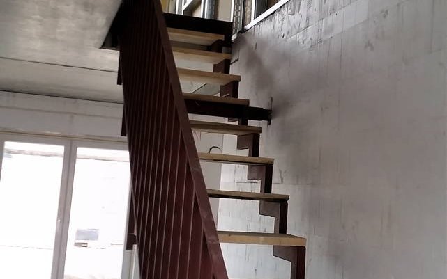 Blick die Stahltreppe hinaus in das Obergeschoss.