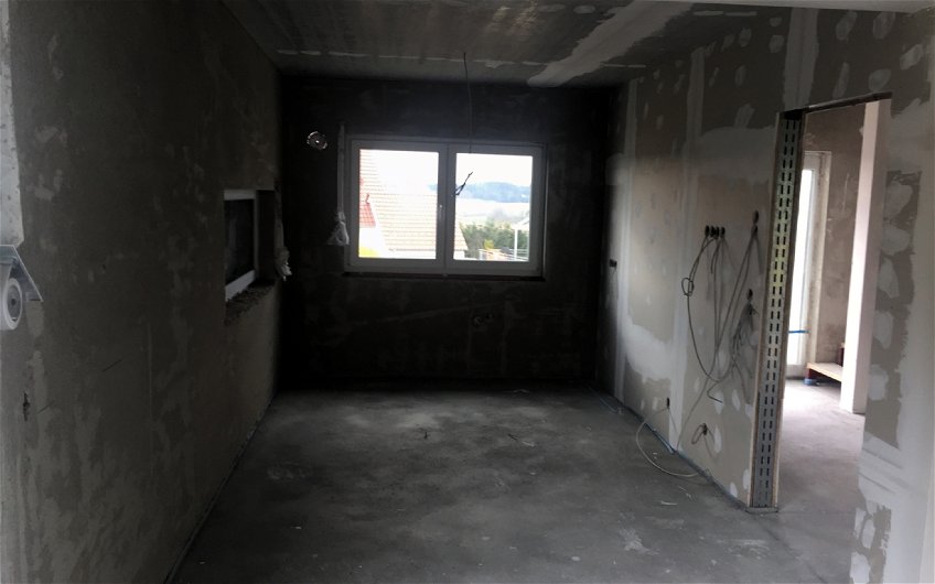 Blick in Rohbauraum mit Wänden aus Gipskarton bzw. Duo-Therm.
