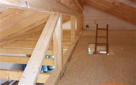 Dachgiebel im versetzten Pultdach mit einseitiger Dachboden.