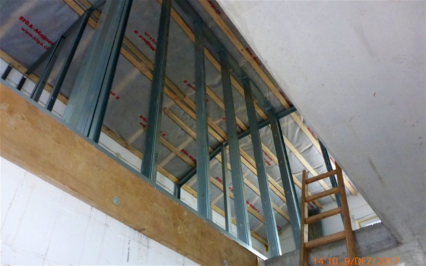 Blick durch Treppenloch ins Obergeschoss mit Ständerwerk aus Metall.