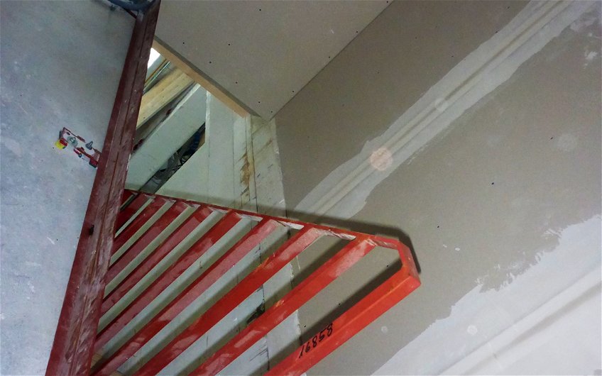 Blick auf Treppe mit Treppengeländer und Treppenlochbegrenzung.