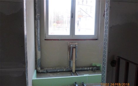 Blick in Badezimmer mit Sanitärinstallation für Badewanne mit aufgestellten Isolierstreifen .