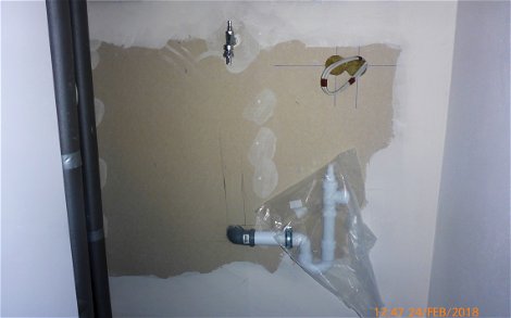 Gips-Karton-Wand mit Sanitär- und Elektroanschlüssen.