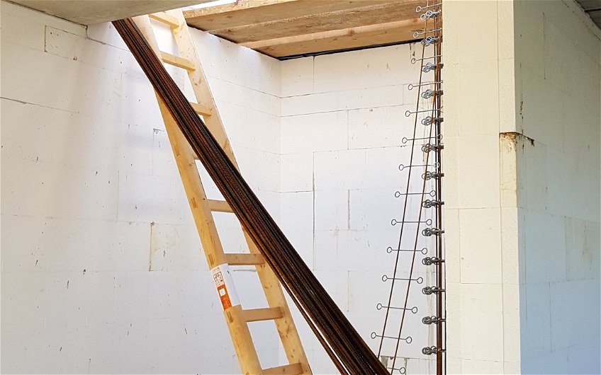 Treppenloch mit Holzleiter und Stahlstäben sowie DuoTherm Compound-Element-Verbindungen aus Stahl.