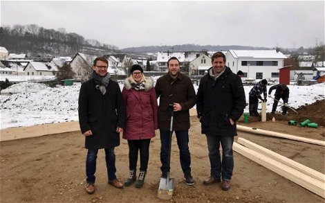 Gruppenbild mit Bauherren sowie mit Verkaufsberater Andreas Bloching und Bauleiter Oliver Marquart.