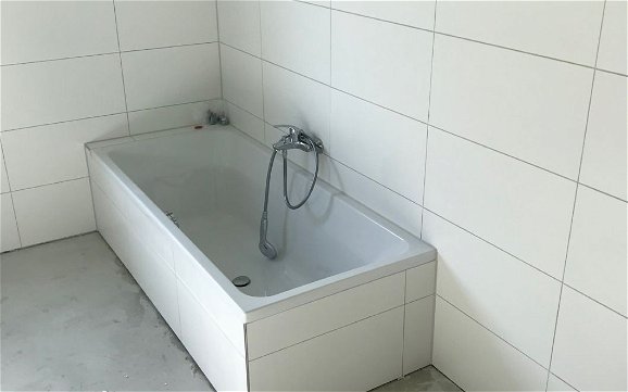 Sanitärendmontage im Badezimmer des Kern-Haus-Bungalows Easy in Schlier-Hintermoos