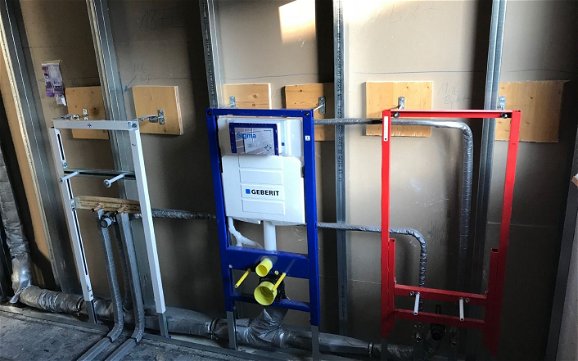 Sanitärrohinstallation im Badezimmer des Kern-Haus-Bungalows Easy in Schlier-Hintermoos