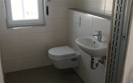 Sanitärendmontage im frei geplanten Familienhaus von Kern-Haus in Heiligenberg