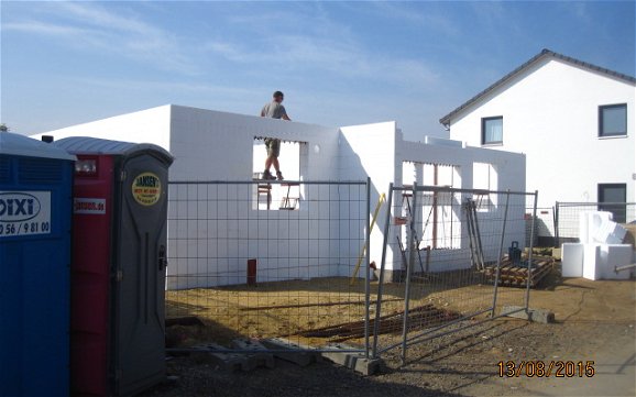 Die ersten Wände stehen für das neue Traumhaus der Familie B. in Jülich.
