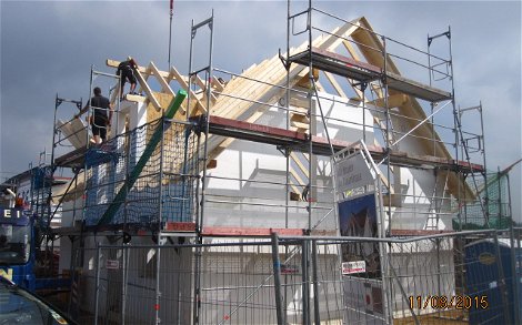 Die Dachkonstruktion wird für die Dacheinlegung des Einfamilienhauses vorbereitet.