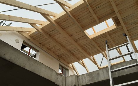 Bereits weit fortgeschritten sind die Arbeiten am Dachstuhl des individuellen Kern-Hauses Typ Loop Classic.