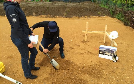 Bauherren graben das Loch für den Grundstein