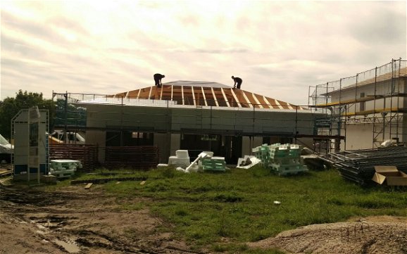 Das Dach wird in der kommenden Zeit eingedeckt. Der Dachstuhl wird in den nächsten Wochen fertig gestellt.