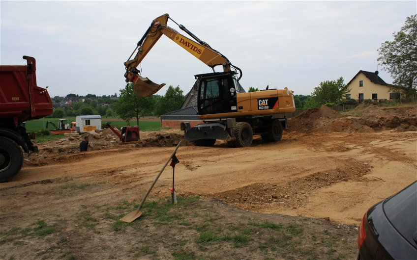 Auf dem Baugrundstück werden die Vorbereitungen für die Bodenplatte und den Rohbau umgesetzt.