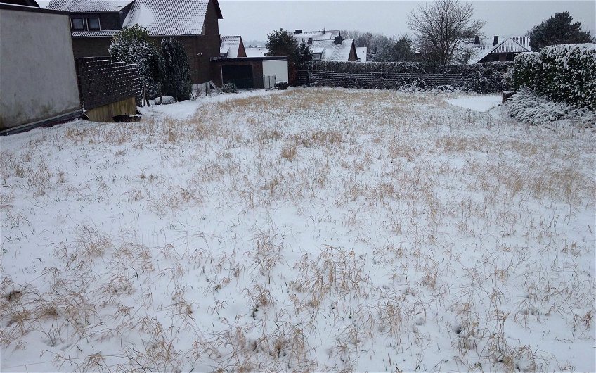 Das Grundstück der Familie H. im Winter von Schnee überdeckt.