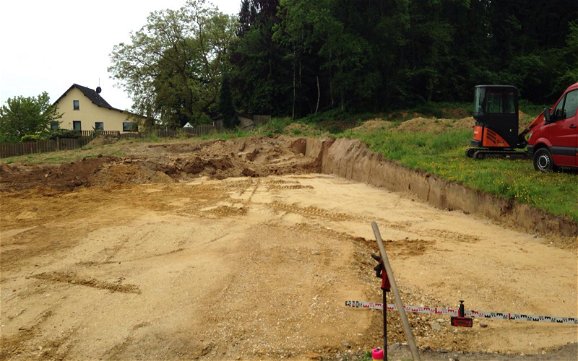 Die Bodenarbeiten auf der Kern-Haus Baustelle für Norman Langen