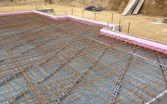 Einschalung der Bodenplatte für die Befüllung mit Beton.
