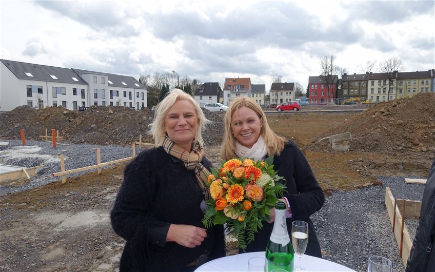 Baufachberaterin Andrea Becker mit Bauherrin bei der Grundsteinlegung eine Bauhauses in Dortmund.