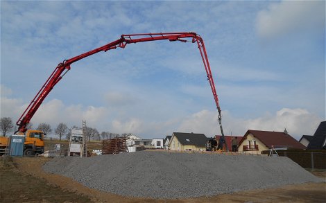 Betonverfüllung der Bodenplatte Kern-Haus in Wickede.