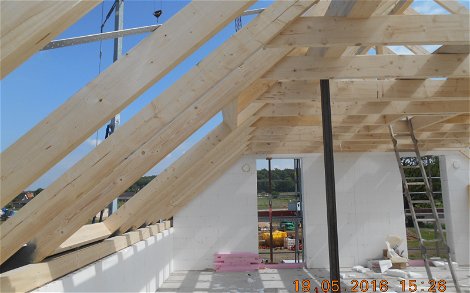 Der Dachstuhl wird in den nächsten Wochen komplett ausgebaut. Das frei geplante Kern-Haus in Xanten nimmt immer mehr Gestalt an.