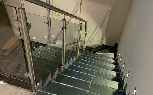 Treppe mit Edelstahl Geländer