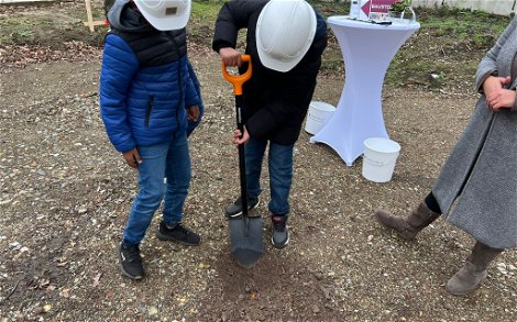 Kinder graben Loch für Grundsteinbox