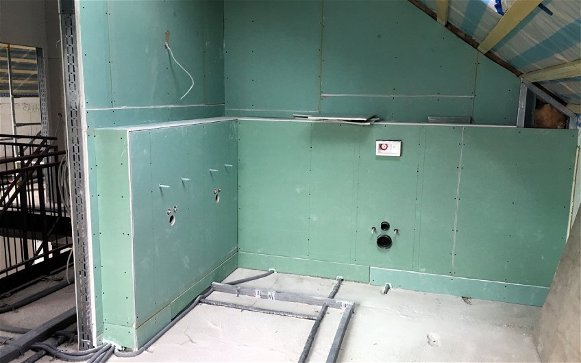 Badezimmer mit Vorsatzwand in Trockenbauweise für Sanitärobjekte.