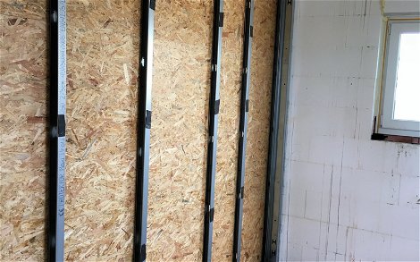 Ständerwerk einseitig beplankt mit OSB-Holzplatten.
