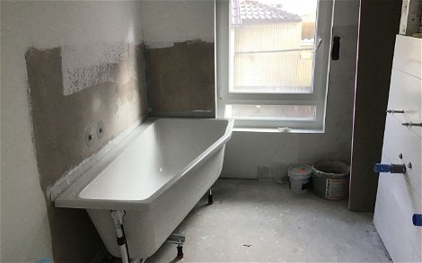 Badewanne im frei geplanten Familienhaus von Kern-Haus in Korb