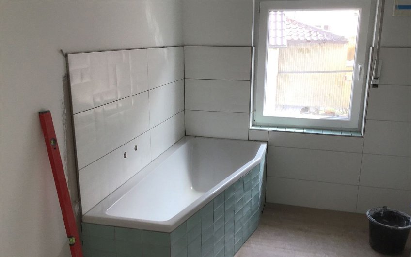Fliesen im Badezimmer des frei geplanten Familienhauses von Kern-Haus in Korb