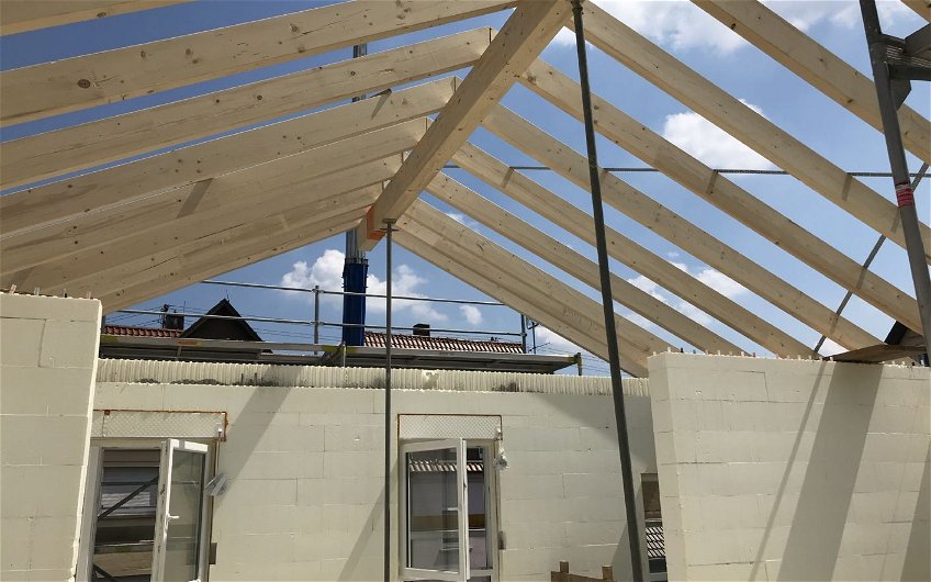Dachstuhl des frei geplanten Familienhauses von Kern-Haus in Korb