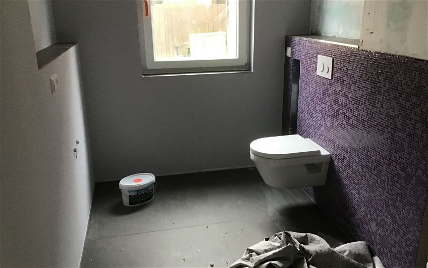 Sanitärendmontage im Gäste-WC des frei geplanten Familienhauses von Kern-Haus in Korb