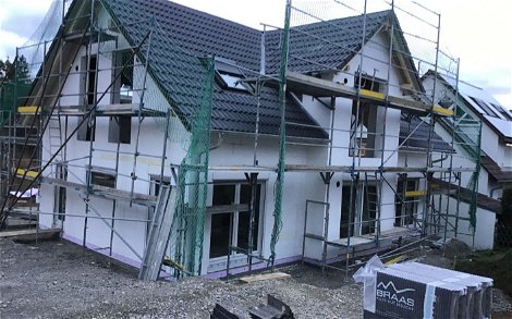 Rohbau des individuell geplanten Familienhauses Aura von Kern-Haus in Ammerbuch mit eingedecktem Dach