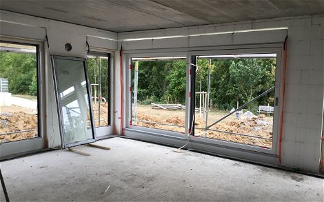 Fenstermontage im frei geplanten Familienhaus von Kern-Haus in Gemmrigheim