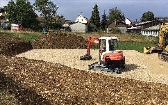 Baustellenvorbereitung auf dem Grundstück für das frei geplante Familienhaus von Kern-Haus in St. Johann-Upfingen