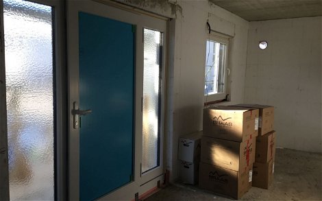 Montage der Eingangstür im frei geplanten Familienhaus von Kern-Haus in Brackenheim