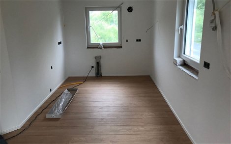 Verlegung der Böden im individuell geplanten Familienhaus Esprit von Kern-Haus in Konstanz-Litzelstetten