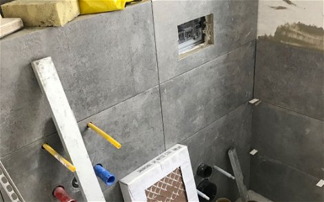 Fliesenarbeiten im Gäste-WC des individuell geplanten Familienhauses Esprit von Kern-Haus in Konstanz-Litzelstetten