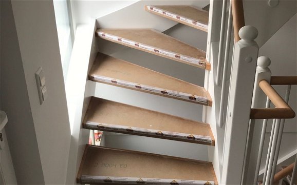 Treppe im individuell geplanten Familienhaus Komfort von Kern-Haus in Konstanz-Litzelstetten
