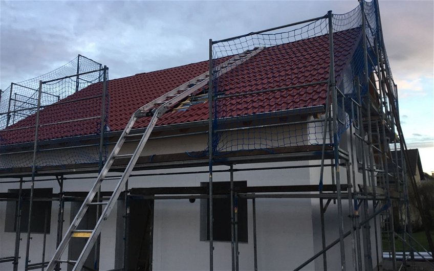 Dacheindeckung des individuell geplanten Familienhauses Komfort von Kern-Haus in Konstanz-Litzelstetten