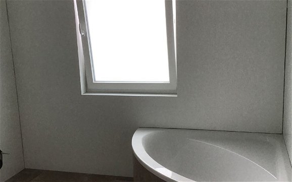Badezimmer in der individuell geplanten Doppelhaushälfte Twin XXL von Kern-Haus in Korb