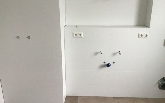 Badezimmer in der individuell geplanten Doppelhaushälfte Twin XXL von Kern-Haus in Korb