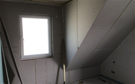 Trockenbau im Dachgeschoss der individuell geplanten Doppelhaushälfte Twin XXL von Kern-Haus in Korb